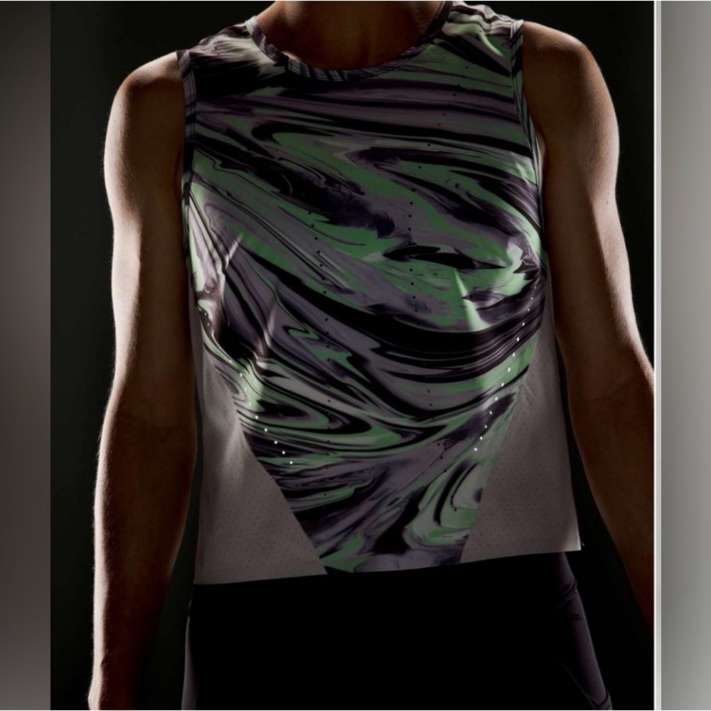 Lululemon Swift Ventilated‎ Running Tank Top
Paint Glide Warp Multi. Size 6